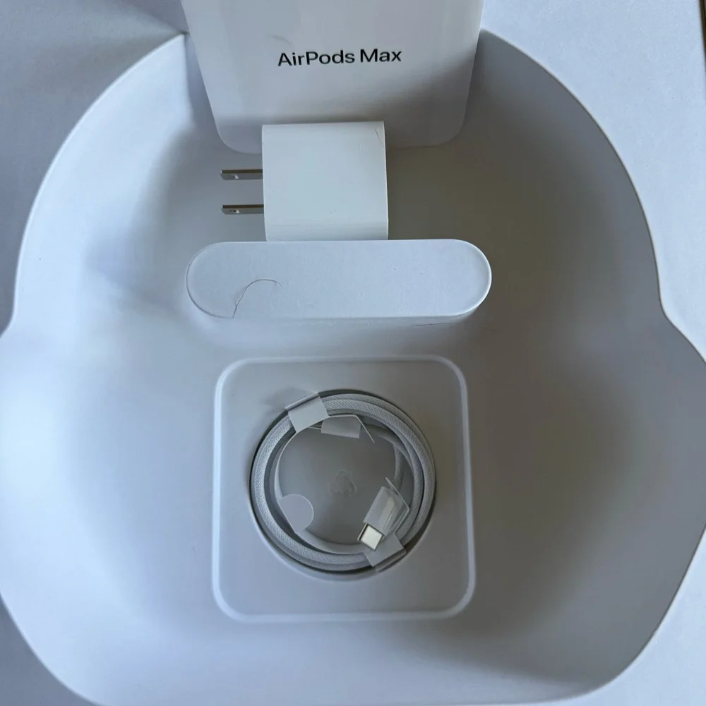 Apple AirPods Max in Purple - Picture 5 of 8